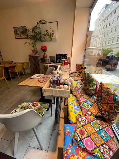Fensterbank mit bunten Patchwork-Kissen und Pflanzen, Blick auf die Salzburger Straße