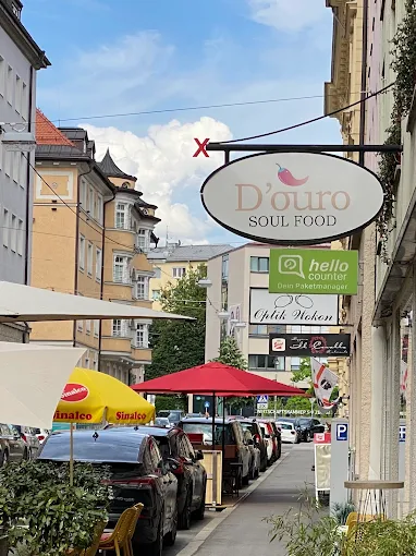 Außenansicht: das Schild „D'ouro Soul Food“ über dem Eingang in der Auerspergstraße