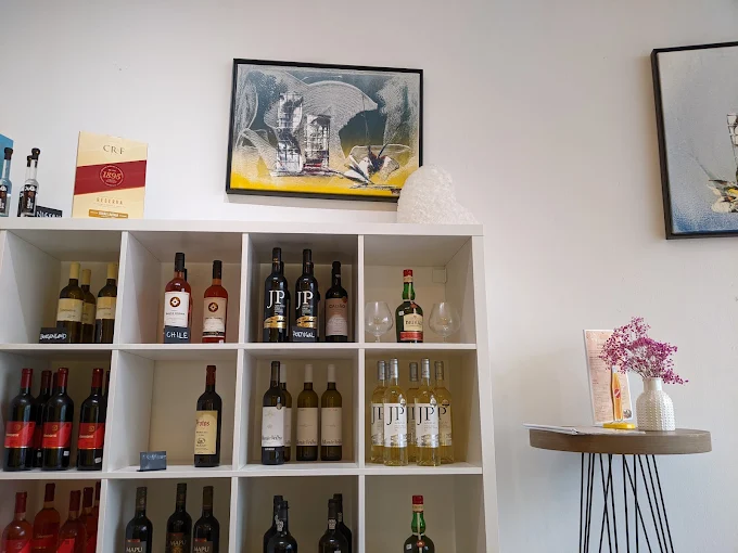 Weinregal im D'ouro mit Flaschen aus Chile und Portugal